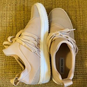 Steve Madden lightly used lancer sneaker